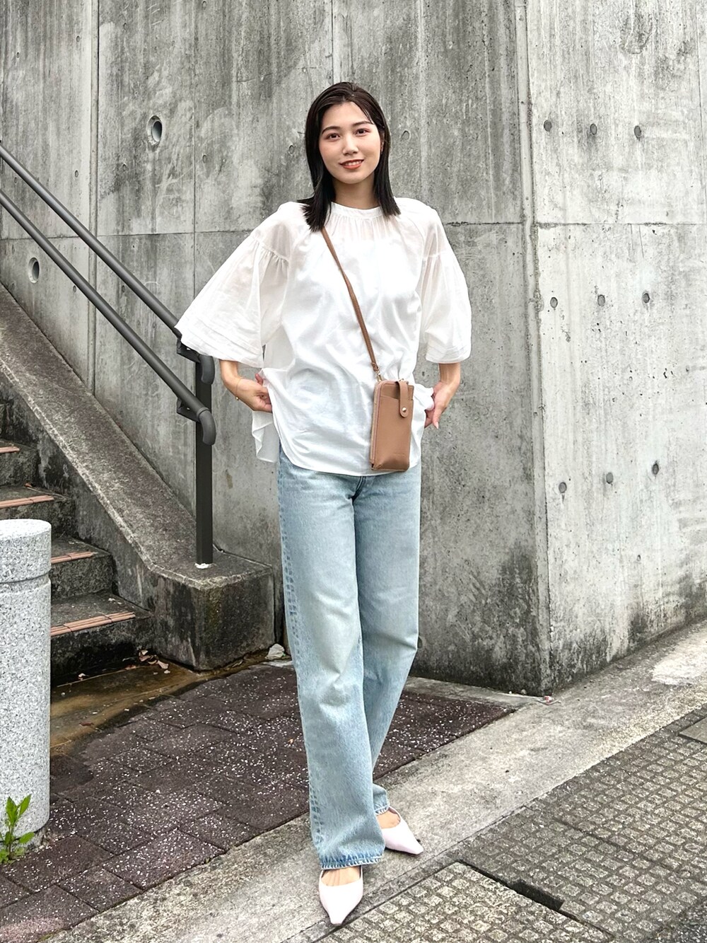 ホワイト系のシャツ/ブラウス、ブルー系のデニムパンツ、ピンク系のその他シューズを着用したレディースの春コーディネートの3枚目の写真