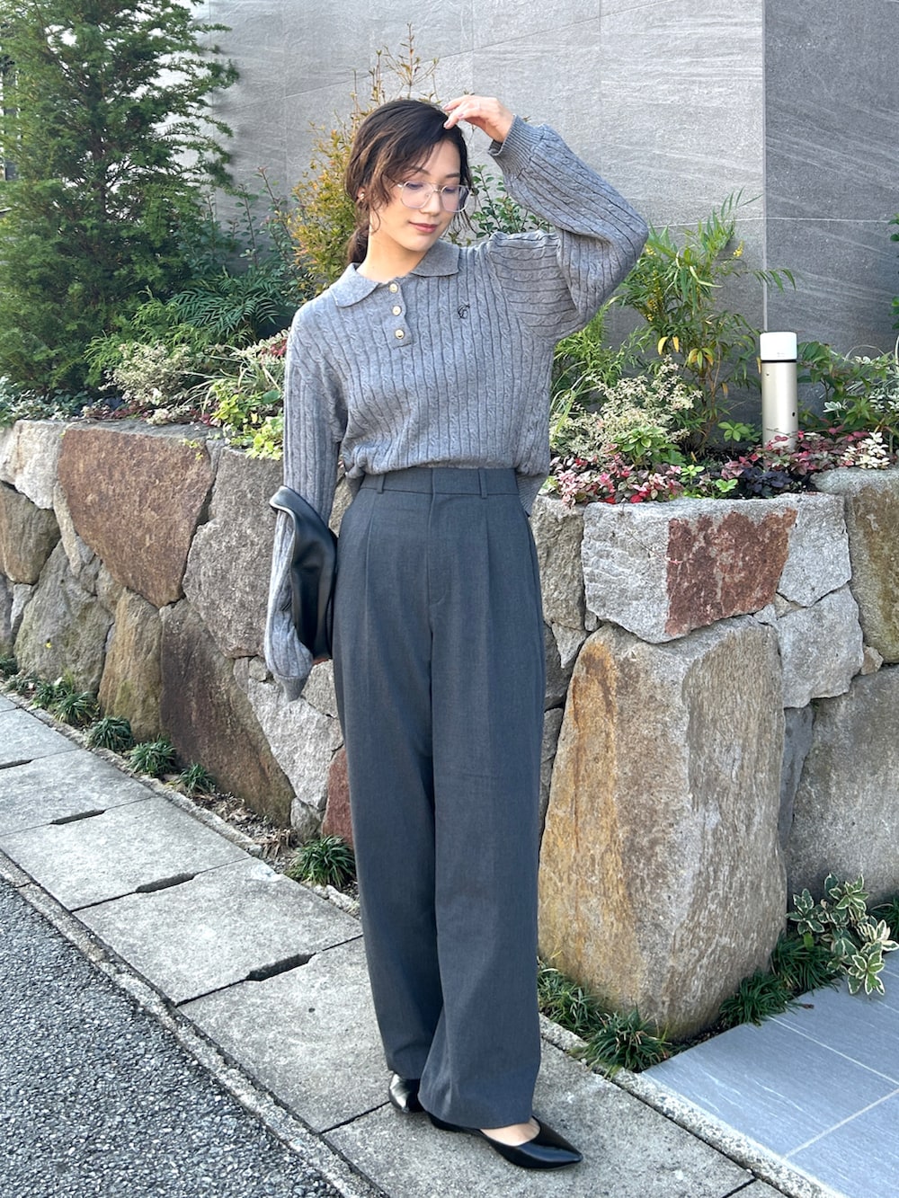 「ニット、グレー、ワントーン、プチプラ、メガネ女子、休日スタイル、ポロニット、ケーブルニット、ケーブル編み、眼鏡、ティアドロップ、ワイドパンツ、シンプルコーデ、モノトーン、きれいめカジュアル」｜「tiptopのケーブルニットポロプルオーバー（ニット/セーター、グレー系）」を使った、𝚔𝚘𝚌𝚘𝚊さん（レディース・160cm）の秋コーディネートの3枚目の写真
