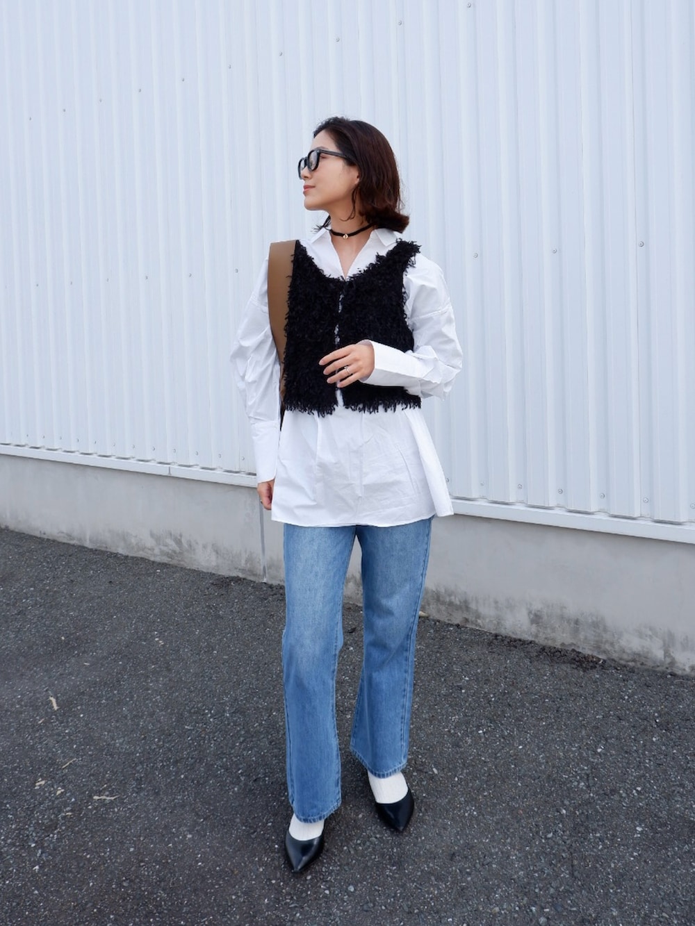 「春めき満開コーデ、デニムパンツ、フレアパンツ、フレアデニム、シャツスタイル、レイヤードスタイル、春コーデ、大人カジュアル、ショルダーバッグ、メガネ女子、ベスト、フリンジ、休日スタイル、お出かけコーデ、PR」|「tiptopの【丈が選べる】前後2wayフリンジベスト(ベスト、ブラック系)」を使った、𝚔𝚘𝚌𝚘𝚊さん(レディース・160cm)の春コーディネートの3枚目の写真