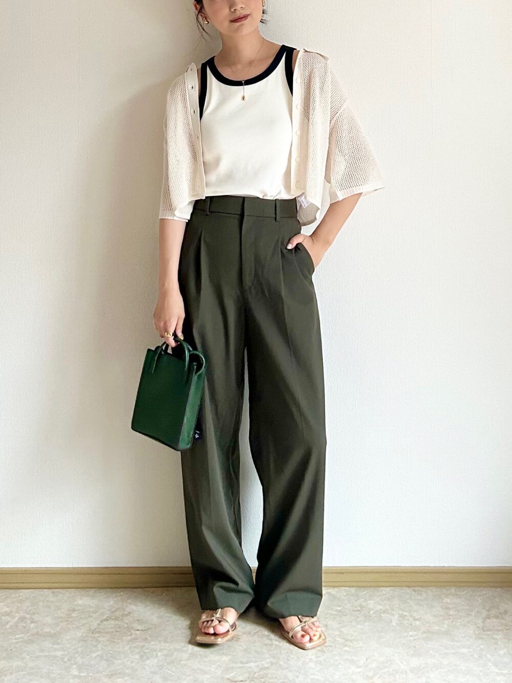 ホワイト系のカーディガン/ボレロ、グリーン系のパンツ、ゴールド系のリングを着用したレディースの夏コーディネートの2枚目の写真
