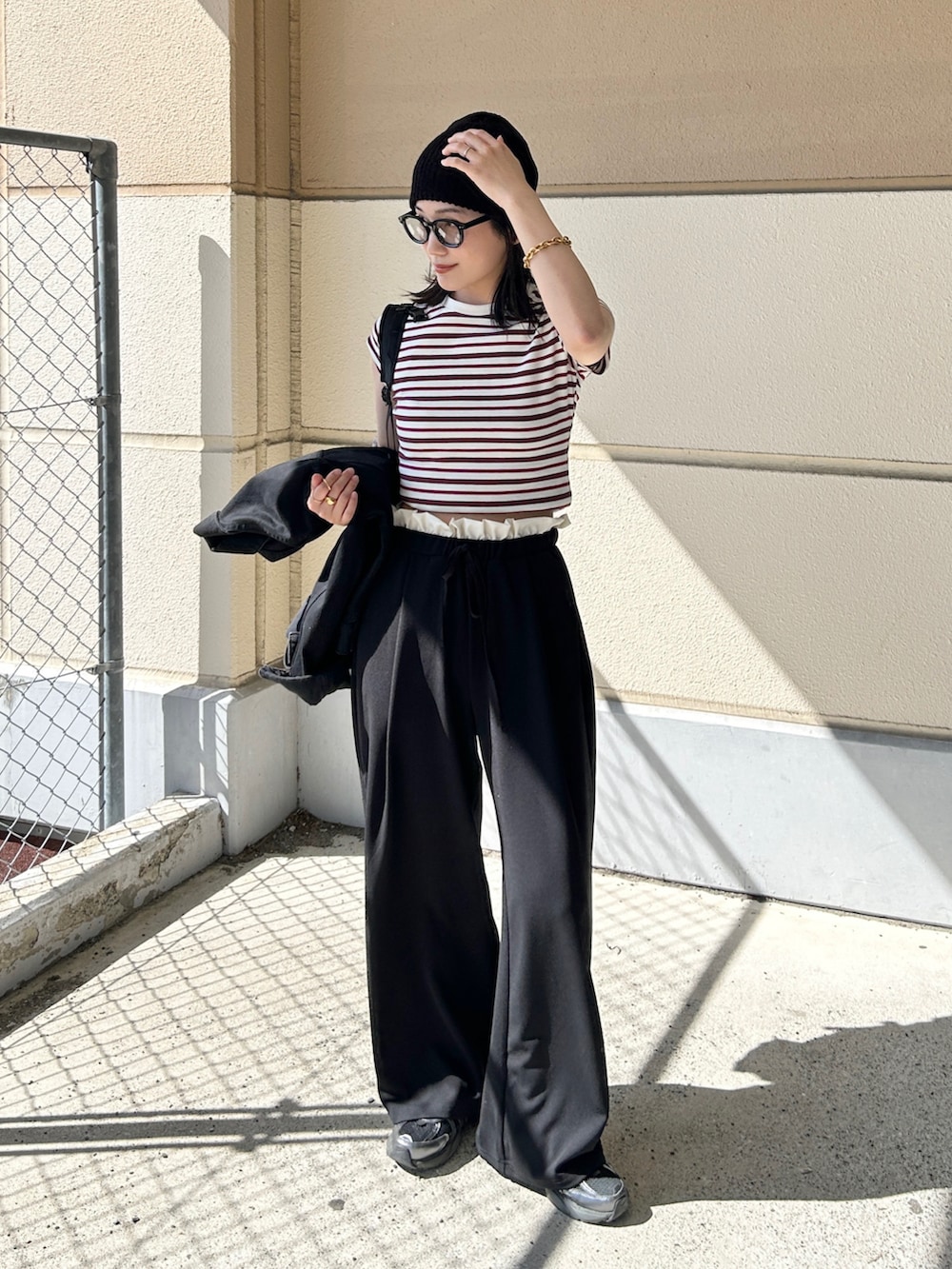 ブラック系のその他パンツ、ブラック系のスニーカー、ブラック系のデニムジャケットを着用したレディースの春コーディネートの3枚目の写真