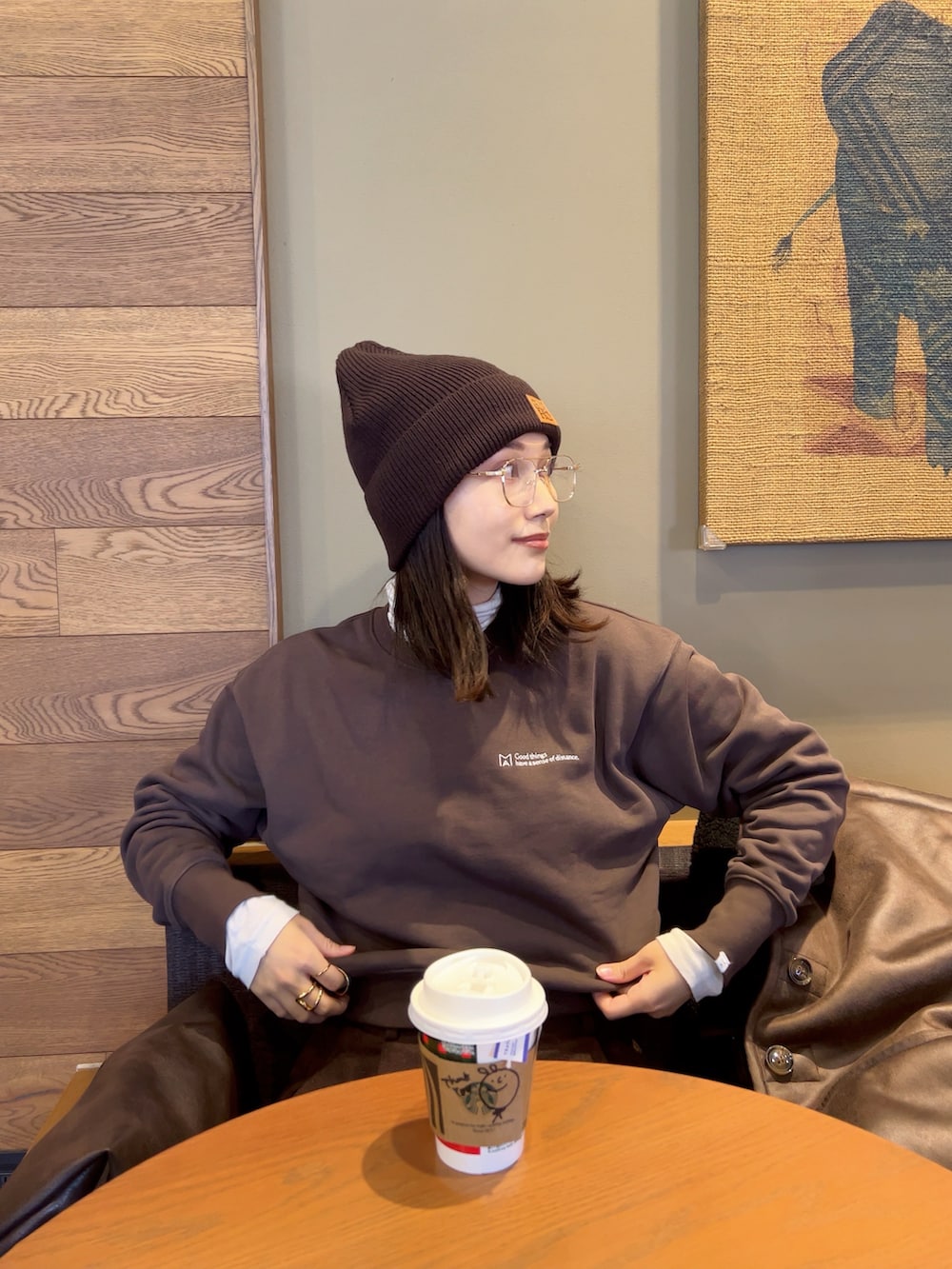 ブラウン系のスウェット、レッド系のローファー、ブラウン系のその他パンツを着用したレディースの冬コーディネートの2枚目の写真