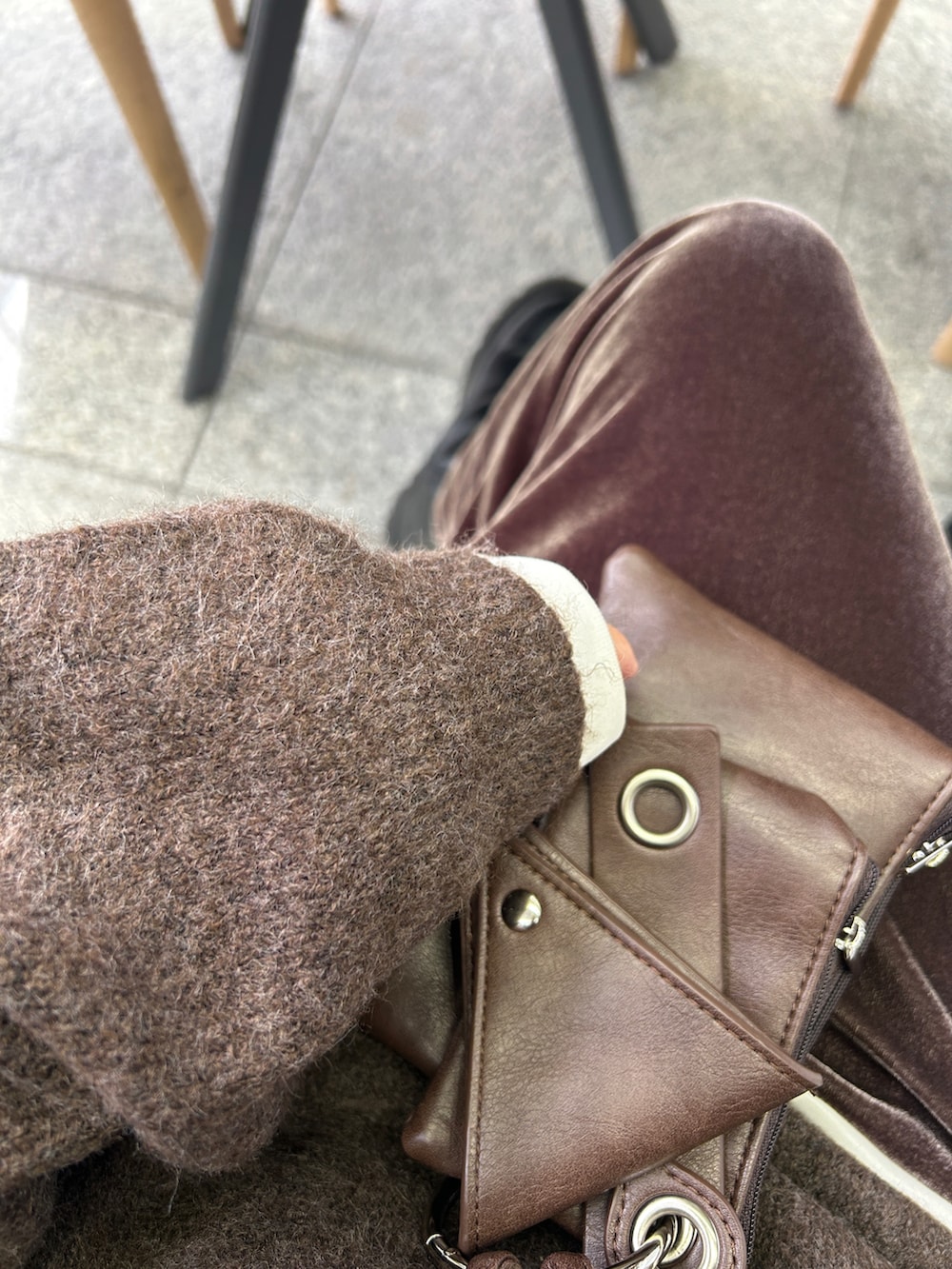 ブラック系のブーツ、ブラウン系のショルダーバッグ、ブラウン系のニット/セーターを着用したレディースの秋コーディネートの3枚目の写真