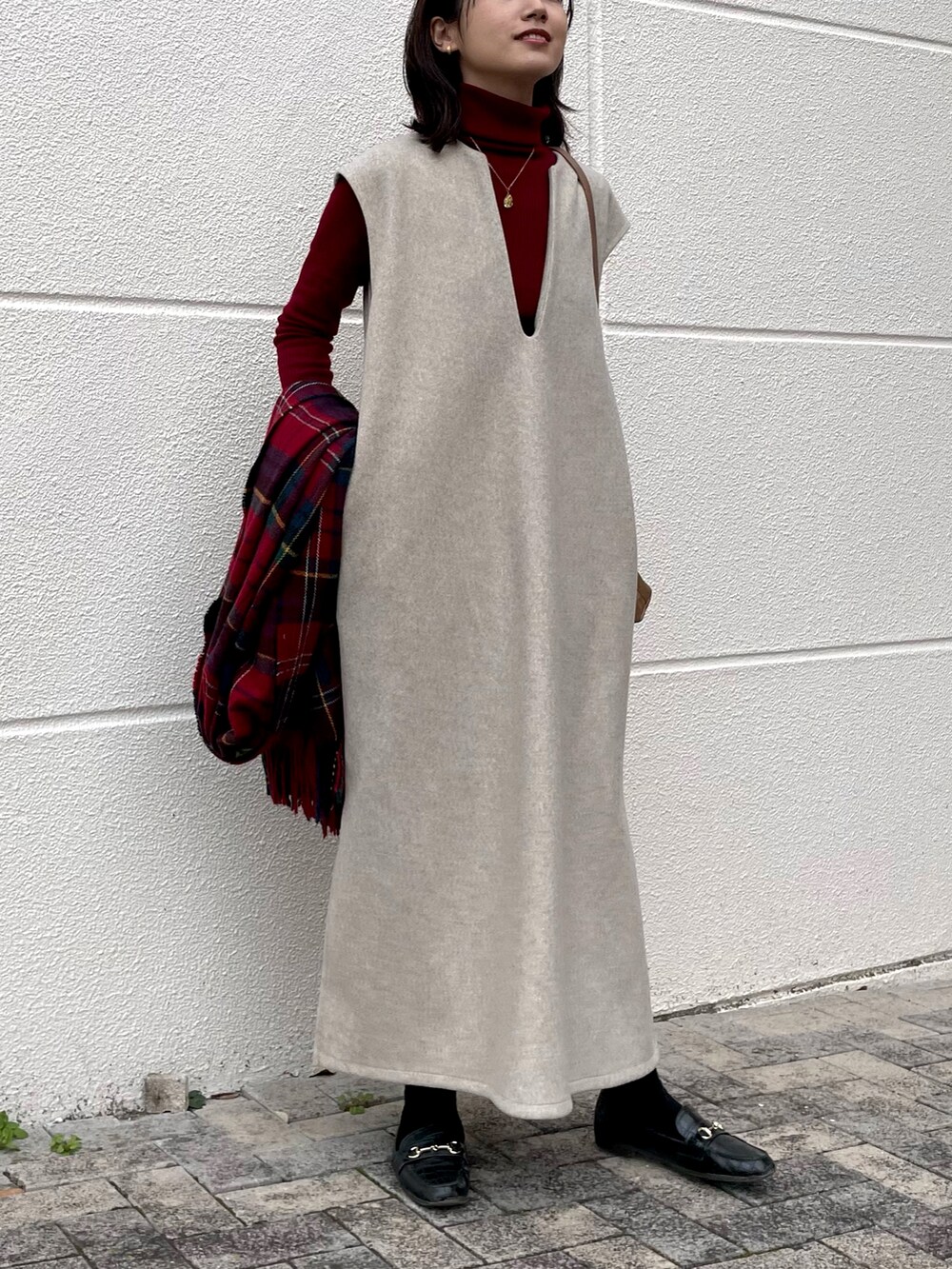 「シンプルコーデ、タートルネック、selectmoca、レイヤードスタイル、ワンピース、キーネック、大人カジュアル、きれいめカジュアル、UNIQLO、休日コーデ、GU、ビットローファー、赤、ストール、マフラー」｜「GUのアイテム（ローファー、ブラック系）」を使った、𝚔𝚘𝚌𝚘𝚊さん（レディース・160cm）の冬コーディネートの3枚目の写真