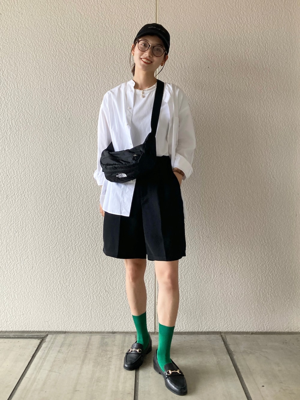 「夏コーデ、プチプラ、UNIQLO、GU、きれいめカジュアル、カラーソックス、グリーン、キャップ、ローファー、NICAL、THE NORTH FACE、ポシェット、モノトーン、ハーフパンツ、サングラス」｜「UNIQLOのアイテム（キャップ、ブラック系）」を使った、𝚔𝚘𝚌𝚘𝚊さん（レディース・160cm）の夏コーディネートの2枚目の写真