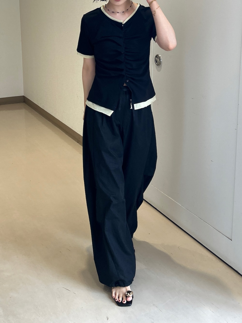 ブラック系のTシャツ/カットソー、ブラック系のその他パンツ、ブラック系のサンダルを着用したレディースの夏コーディネートの4枚目の写真
