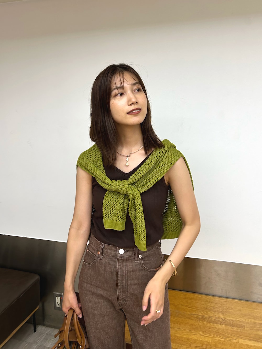 「今日のコスメと服、ブラウン、グリーン、お出かけコーデ、休日スタイル、バレエシューズ、ハンドバッグ、タンクトップ、PR、デニム、プチプラ、きれいめカジュアル、UNIQLO、メッシュ、カラー×コーデ」｜「UNIQLOのアイテム（ニット/セーター、グリーン系）」を使った、𝚔𝚘𝚌𝚘𝚊さん（レディース・160cm）の夏コーディネートの2枚目の写真