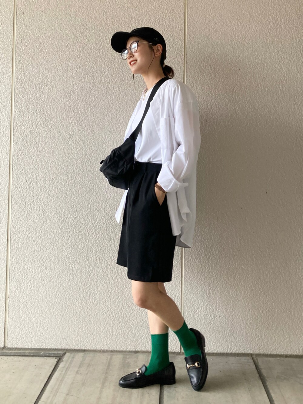 「夏コーデ、プチプラ、UNIQLO、GU、きれいめカジュアル、カラーソックス、グリーン、キャップ、ローファー、NICAL、THE NORTH FACE、ポシェット、モノトーン、ハーフパンツ、サングラス」｜「UNIQLOのアイテム（キャップ、ブラック系）」を使った、𝚔𝚘𝚌𝚘𝚊さん（レディース・160cm）の夏コーディネートの3枚目の写真