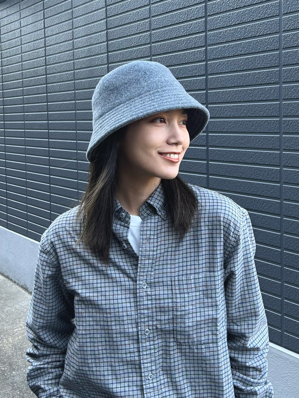 「ファッションを楽しもう、グレー、チェック、シャツスタイル、レイヤードスタイル、秋コーデ、厚底シューズ、スニーカー、バケットハット、PR、スラックス、プチプラ、シンプルコーデ、今日のコスメと服、ワントーンコーデ」｜「UNIQLOのアイテム（ハット、グレー系）」を使った、𝚔𝚘𝚌𝚘𝚊さん（レディース・160cm）の秋コーディネートの2枚目の写真