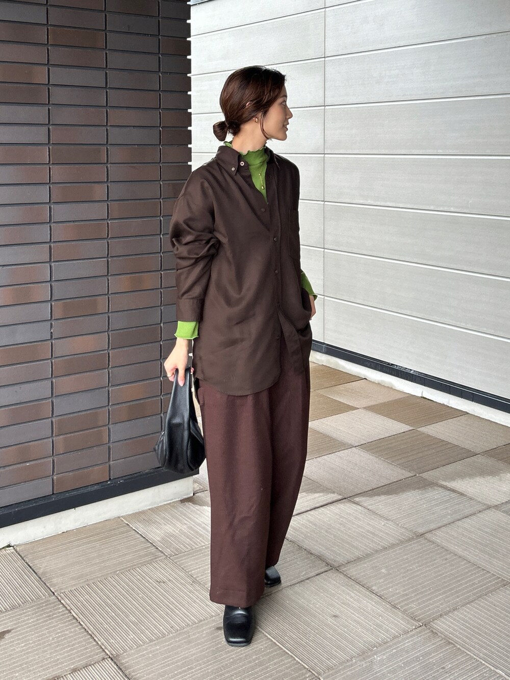 グリーン系のTシャツ/カットソー、ブラウン系のその他パンツ、ブラック系のブーツを着用したレディースの秋コーディネートの2枚目の写真