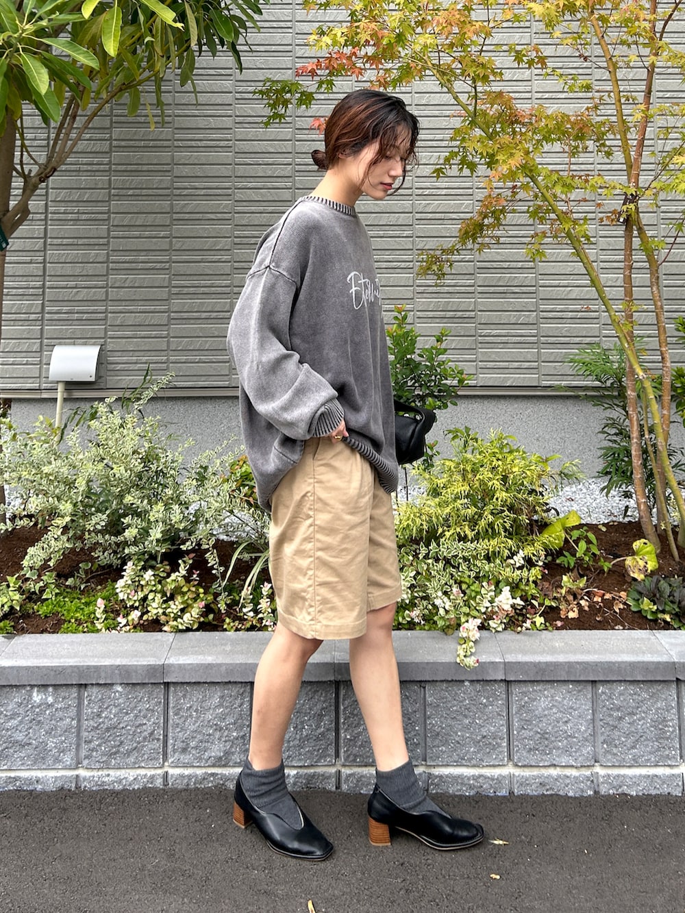 「秋っぽコーデ更新中、ハーフパンツ、シンプルコーデ、ロゴニット、きれいめカジュアル、ラフコーデ、プチプラ、ハンドバッグ、パンプス、スクエアトゥ、秋コーデ、大人カジュアル、初秋コーデ、ロゴ、ラクチンコーデ」｜「tiptopのストーンウォッシュロゴニットプルオーバー（ニット/セーター、ブラック系）」を使った、𝚔𝚘𝚌𝚘𝚊さん（レディース・160cm）の秋コーディネートの4枚目の写真