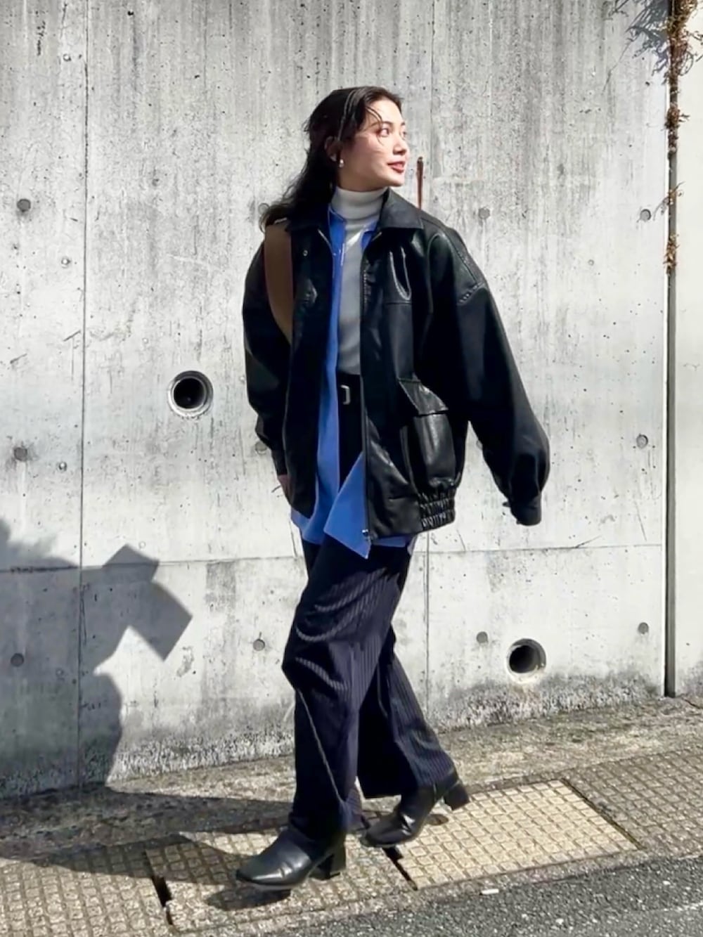 「ブルーシャツ、プチプラ、ストライプ、シャツスタイル、レイヤードスタイル、レザー、レザージャケット、ブルゾン、レザーブルゾン、ブーツ、ショルダーバッグ、春色、モノトーン、きれいめカジュアル、休日スタイル」｜「tiptopの【選べる2サイズ】ビッグショート合皮ブルゾン（ブルゾン、ブラック系）」を使った、𝚔𝚘𝚌𝚘𝚊さん（レディース・160cm）の冬コーディネートの2枚目の写真