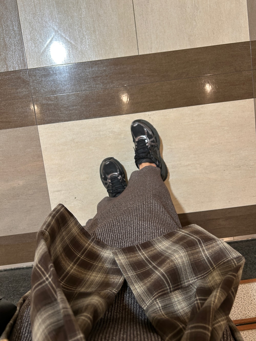 グレー系のワンピース、ブラウン系のシャツ/ブラウス、ブラック系のスニーカーを着用したレディースの夏コーディネートの3枚目の写真