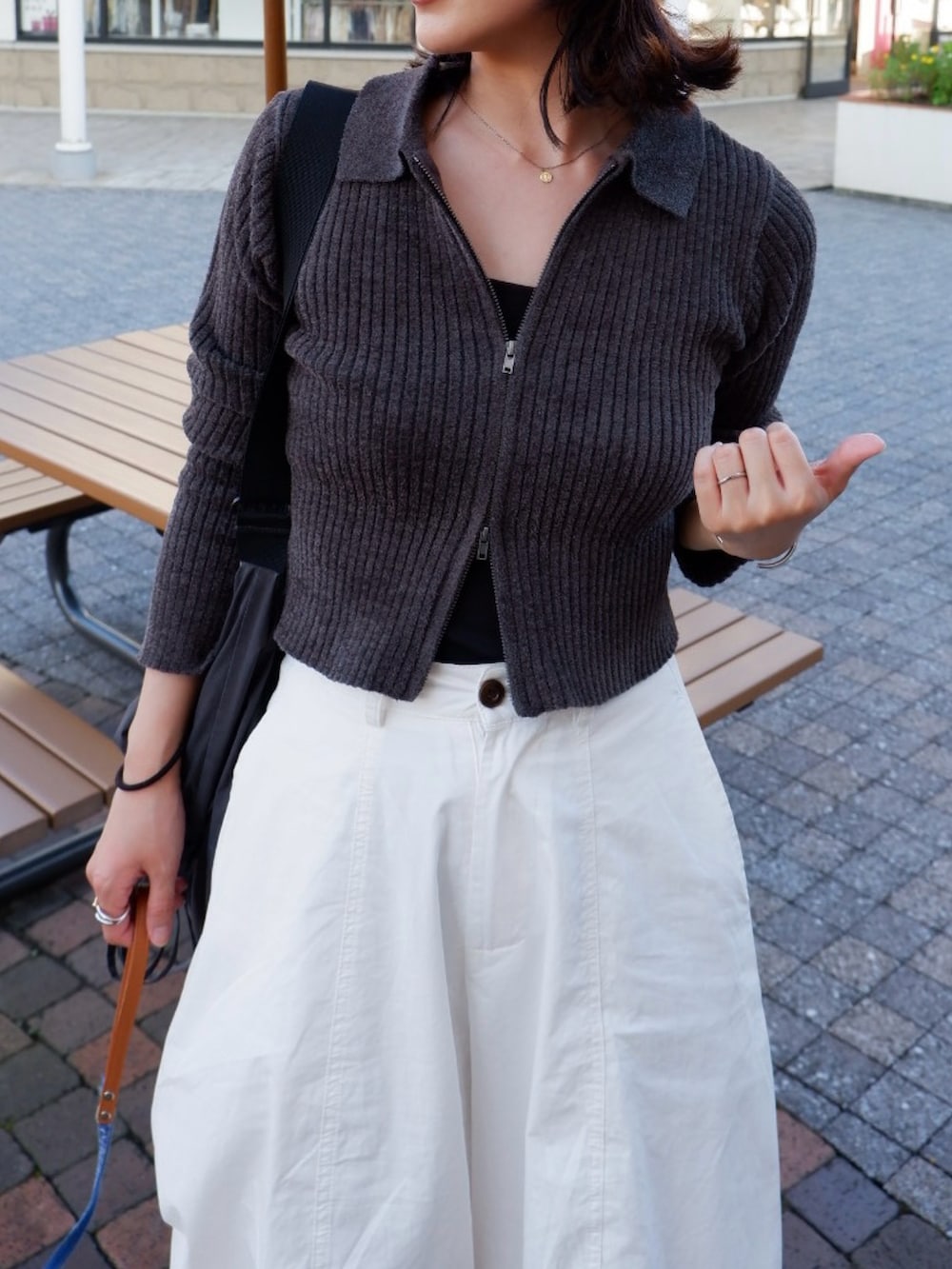 ホワイト系のその他パンツ、グレー系のカーディガン/ボレロ、シルバー系のスニーカーを着用したレディースの秋コーディネートの2枚目の写真