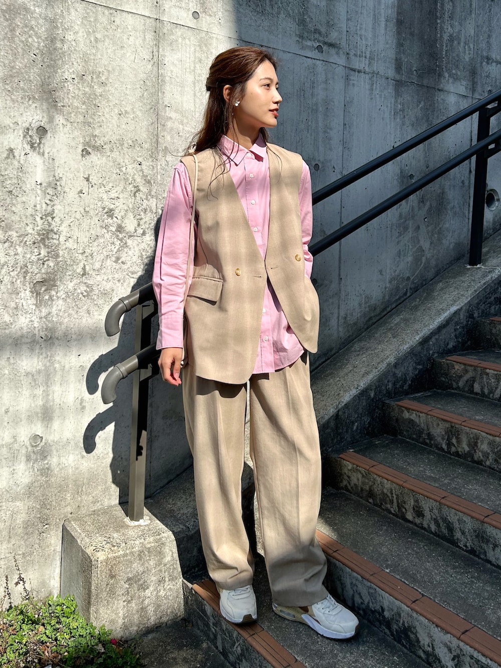 「春服デビュー宣言、きれいめカジュアル、セットアップ、ピンク、スニーカー、ベージュ、淡色コーデ、シャツスタイル、レイヤードスタイル、PR、パステル映える春、プチプラ、春服みてみて、エアマックス、スラックス」｜「select MOCAの2022 AW ノーカラールーズベストセットアップ（セットアップ、ベージュ系）」を使った、𝚔𝚘𝚌𝚘𝚊さん（レディース・160cm）の春コーディネートの2枚目の写真