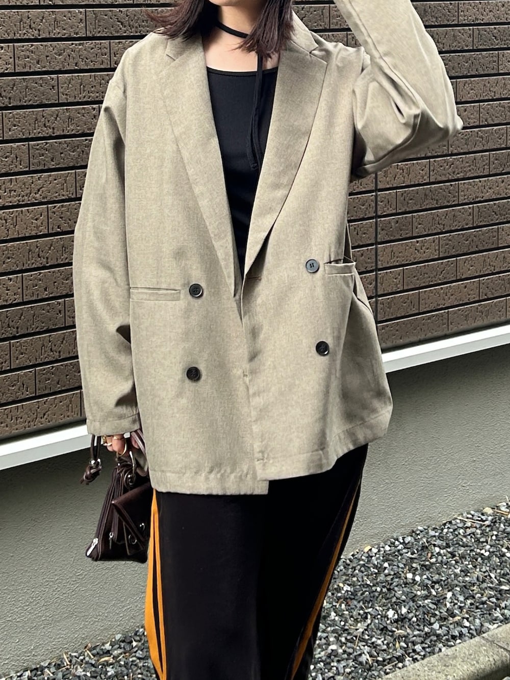 ブラウン系のその他パンツ、ブラック系のTシャツ/カットソー、ブラウン系のショルダーバッグを着用したレディースの春コーディネートの3枚目の写真