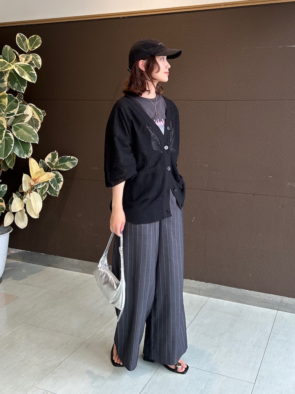 「PR、カーディガン、Tシャツ、レイヤードスタイル、モノトーン、キャップ、UNIQLO、プチプラ、シンプルコーデ、雨の日コーデ、きれいめカジュアル、夏コーデ、サンダル、シアー、お出かけコーデ」|「tiptopのアソートフォトロゴBIGTシャツ(Tシャツ/カットソー、グレー系)」を使った、𝚔𝚘𝚌𝚘𝚊さん(骨格ナチュラル・レディース・160cm)の夏コーディネートの3枚目の写真