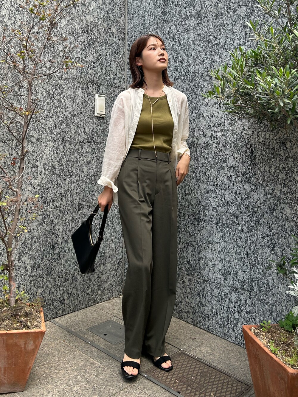 「お出かけコーデ日記、初夏コーデ、プチプラ、休日スタイル、シアートップス、ハンドバッグ、シャツスタイル、シンプルコーデ、UNIQLO、スラックス、タンクトップ、オリーブ、きれいめカジュアル、PR、サンダル」｜「UNIQLOのアイテム（タンクトップ、グリーン系）」を使った、𝚔𝚘𝚌𝚘𝚊さん（レディース・160cm）の春コーディネートの2枚目の写真