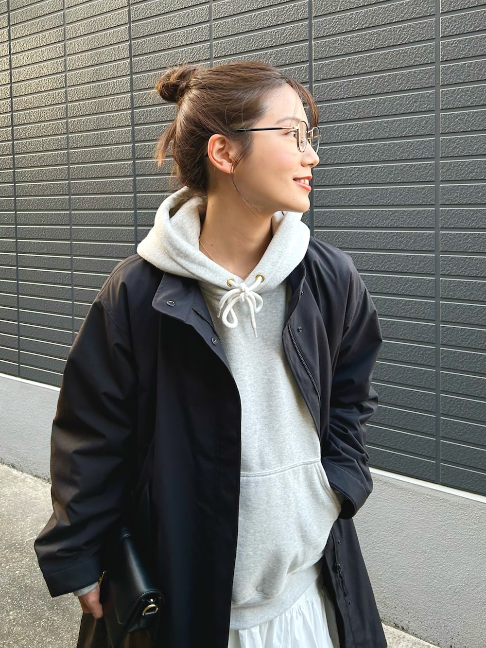 「メガネ女子、スウェット、パーカー、ロングスカート、スニーカー、コート、モッズコート、レイヤードスタイル、冬コーデ、お出かけコーデ、休日スタイル、コンバース、フーディー、今日のコスメと服、きれいめカジュアル」｜「GYMPHLEXのGymphlex | 長袖スウェットパーカー MEN（パーカー、グレー系）」を使った、𝚔𝚘𝚌𝚘𝚊さん（レディース・160cm）の冬コーディネートの2枚目の写真