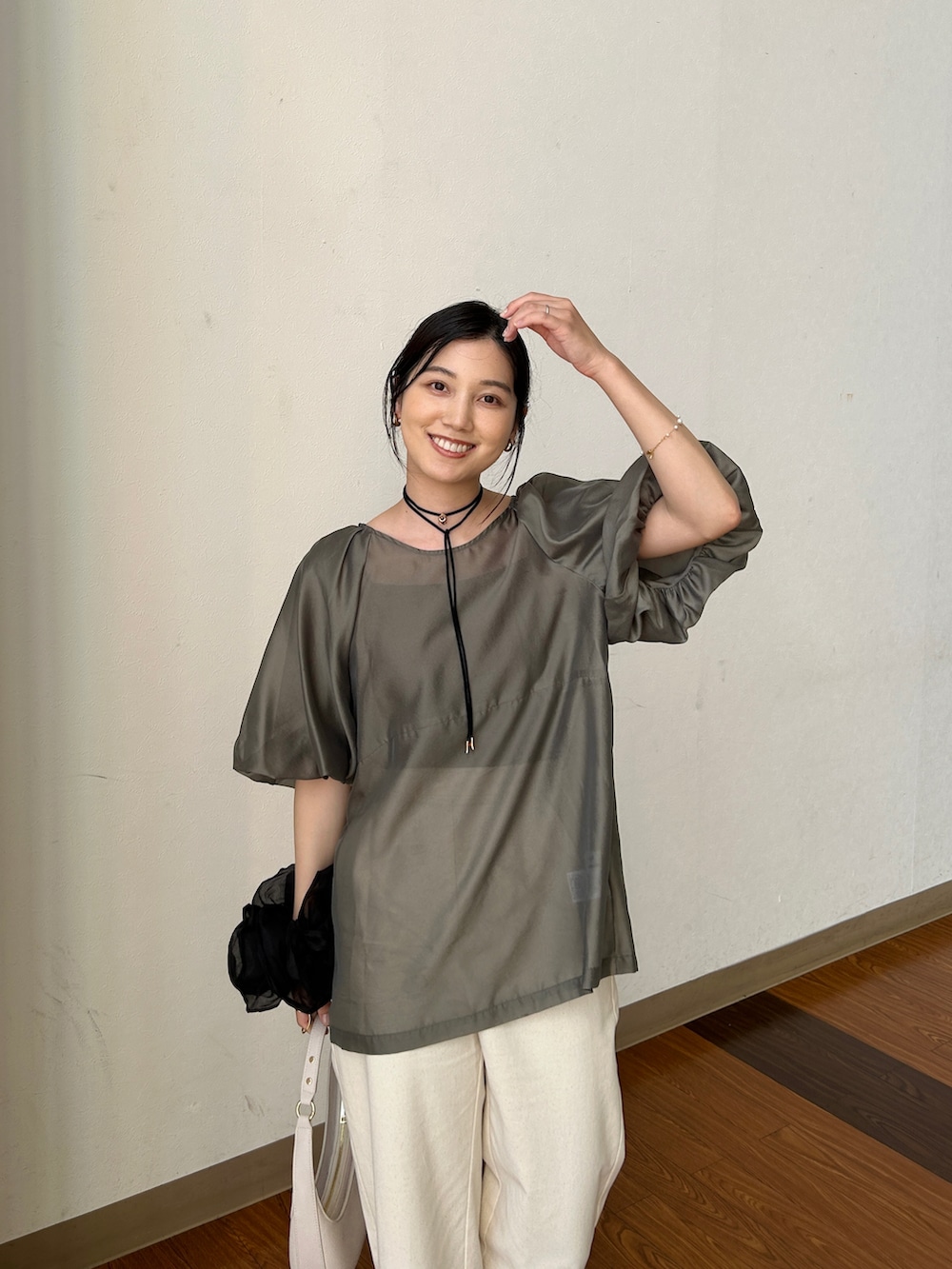 グレー系のシャツ/ブラウス、ブラック系のサンダル、ホワイト系のその他パンツを着用したレディースの夏コーディネートの2枚目の写真