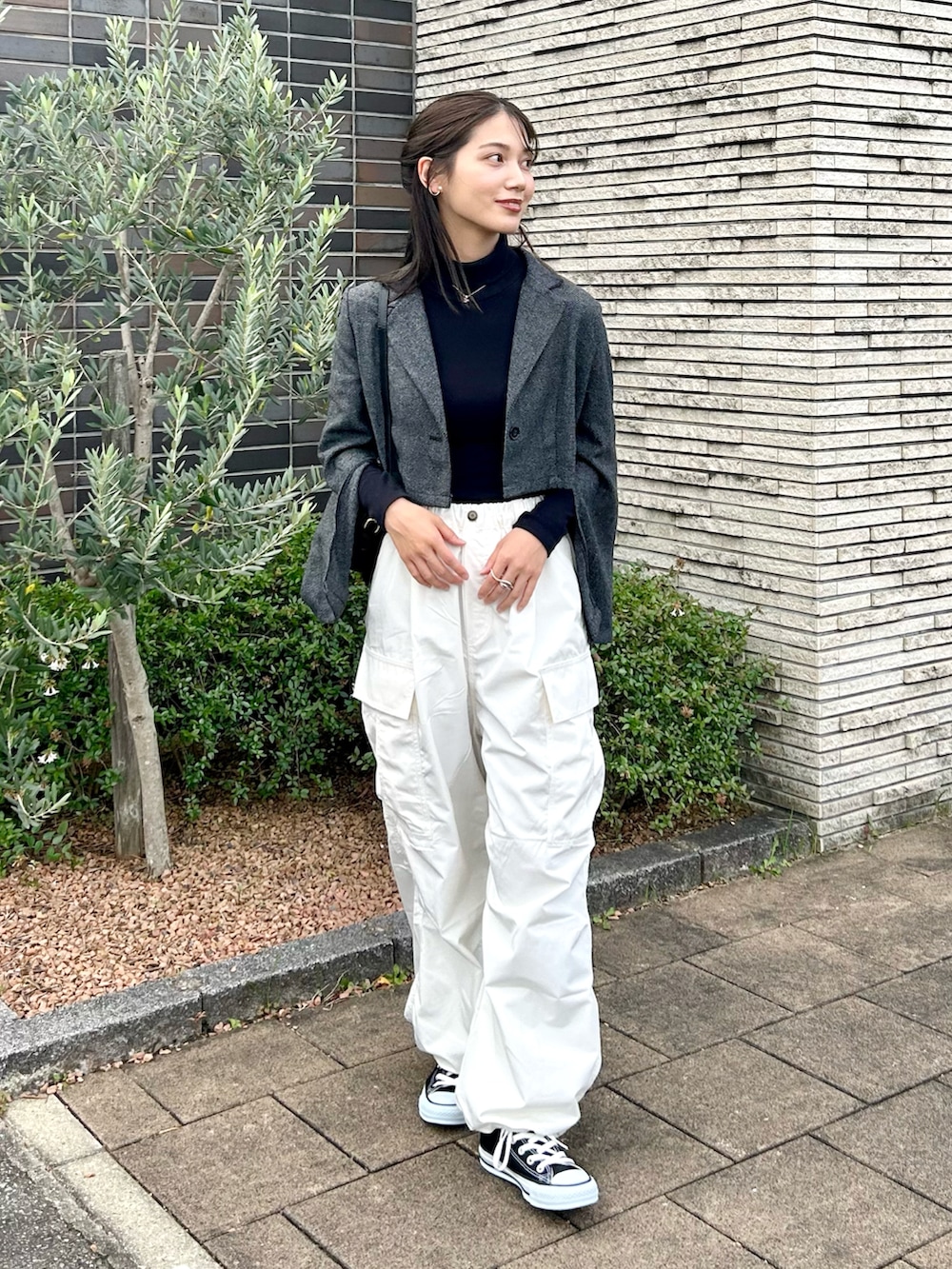 「ファッションを楽しもう、きれいめカジュアル、ジャケット、ジャケットスタイル、カーゴパンツ、ショルダーバッグ、スニーカー、コンバース、converse、ハイカットスニーカー、モノトーン、ニット、タートルネック、お出かけコーデ、シンプルコーデ」｜「UNIQLOのアイテム（トップス、ブラック系）」を使った、𝚔𝚘𝚌𝚘𝚊さん（レディース・160cm）の秋コーディネートの2枚目の写真