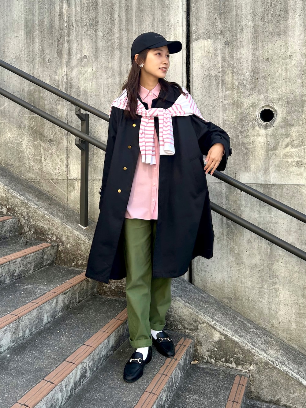 「春服デビュー宣言、キャップ、ピンク、春服みてみて、ベイカーパンツ、トレンチコート、春アウター、GU、ローファー、ボーダー、プチプラ、PR、シャツスタイル、ビッグシルエット、パステル映える春」｜「UNIQLOのアイテム（キャップ、ブラック系）」を使った、𝚔𝚘𝚌𝚘𝚊さん（レディース・160cm）の春コーディネートの2枚目の写真