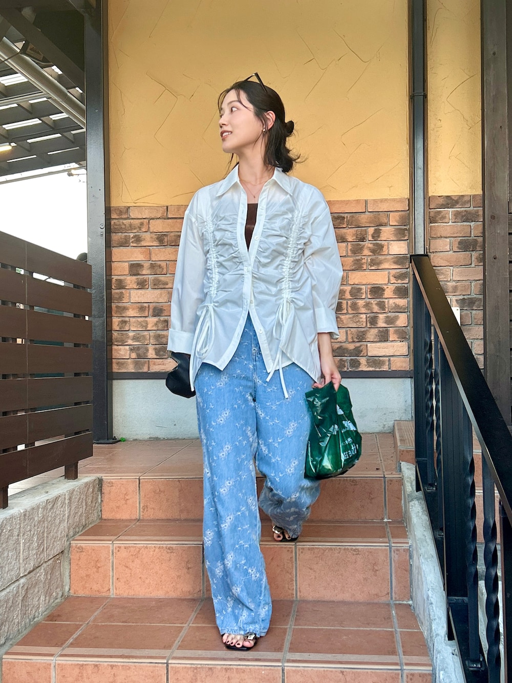 ブラック系のサンダル、ホワイト系のシャツ/ブラウス、ブルー系のデニムパンツを着用したレディースの夏コーディネートの5枚目の写真