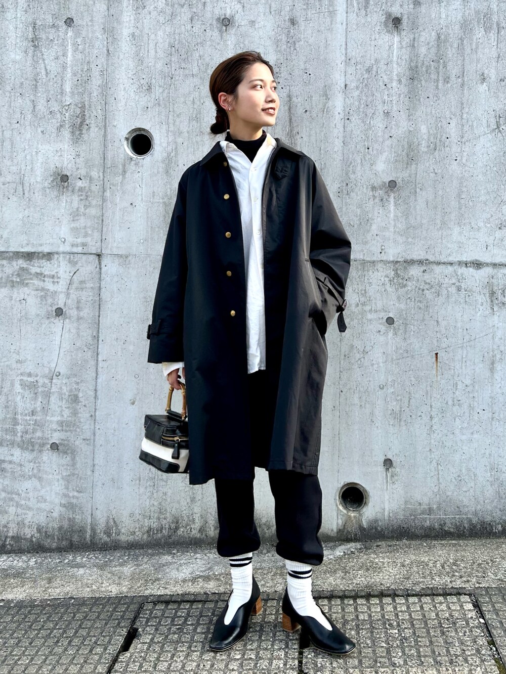 「春服デビュー宣言、モノトーン、春アウター、きれいめカジュアル、ビッグシルエット、ラインソックス、ジョガーパンツ、PR、GU、スウェット、休日スタイル、プチプラ、春服みてみて、シャツスタイル、レイヤードスタイル」｜「kakatooのカカトゥ kakatoo / バンブーハンドル2wayバニティバッグ（ハンドバッグ、ブラック系）」を使った、𝚔𝚘𝚌𝚘𝚊さん（レディース・160cm）の春コーディネートの2枚目の写真