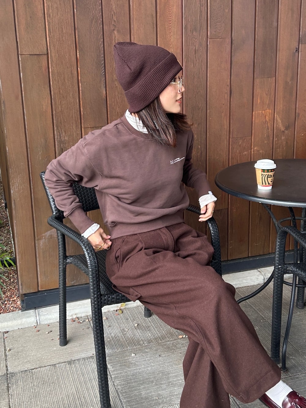 ブラウン系のスウェット、レッド系のローファー、ブラウン系のその他パンツを着用したレディースの冬コーディネートの4枚目の写真