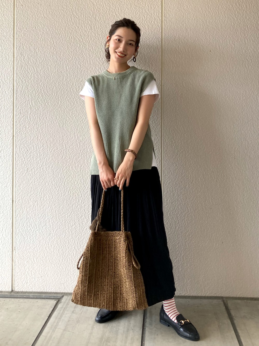 「夏コーデ、きれいめカジュアル、シンプルコーデ、レイヤードスタイル、UNIQLO、UNIQLO U、夏だ！Tシャツ着よう！、ワッシャースカート、ローファー、トートバッグ、grove、nical、ボーダーソックス、ニットベスト、LHME」｜「UNIQLOのアイテム（パンツ、ブラック系）」を使った、𝚔𝚘𝚌𝚘𝚊さん（レディース・160cm）の夏コーディネートの2枚目の写真