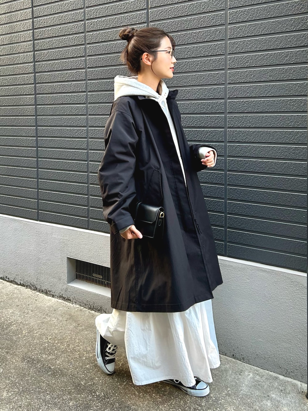 「メガネ女子、スウェット、パーカー、ロングスカート、スニーカー、コート、モッズコート、レイヤードスタイル、冬コーデ、お出かけコーデ、休日スタイル、コンバース、フーディー、今日のコスメと服、きれいめカジュアル」｜「GYMPHLEXのGymphlex | 長袖スウェットパーカー MEN（パーカー、グレー系）」を使った、𝚔𝚘𝚌𝚘𝚊さん（レディース・160cm）の冬コーディネートの5枚目の写真