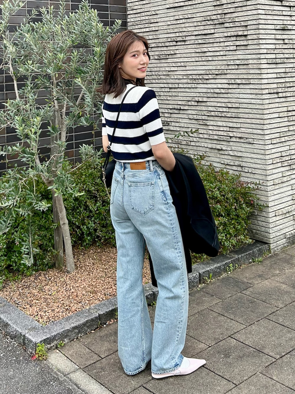 「春コーデ、デニム、ショルダーバッグ、プチプラ、ピンク、ミュール、シンプルコーデ、ボーダー、休日スタイル、お出かけコーデ、デニムパンツ、モノトーン、デートコーデ、淡色コーデ、大人カジュアル」|「ADAM ET ROPE'のメリージェーンフラットミュール(その他シューズ、ピンク系)」を使った、𝚔𝚘𝚌𝚘𝚊さん(レディース・160cm)の春コーディネートの4枚目の写真