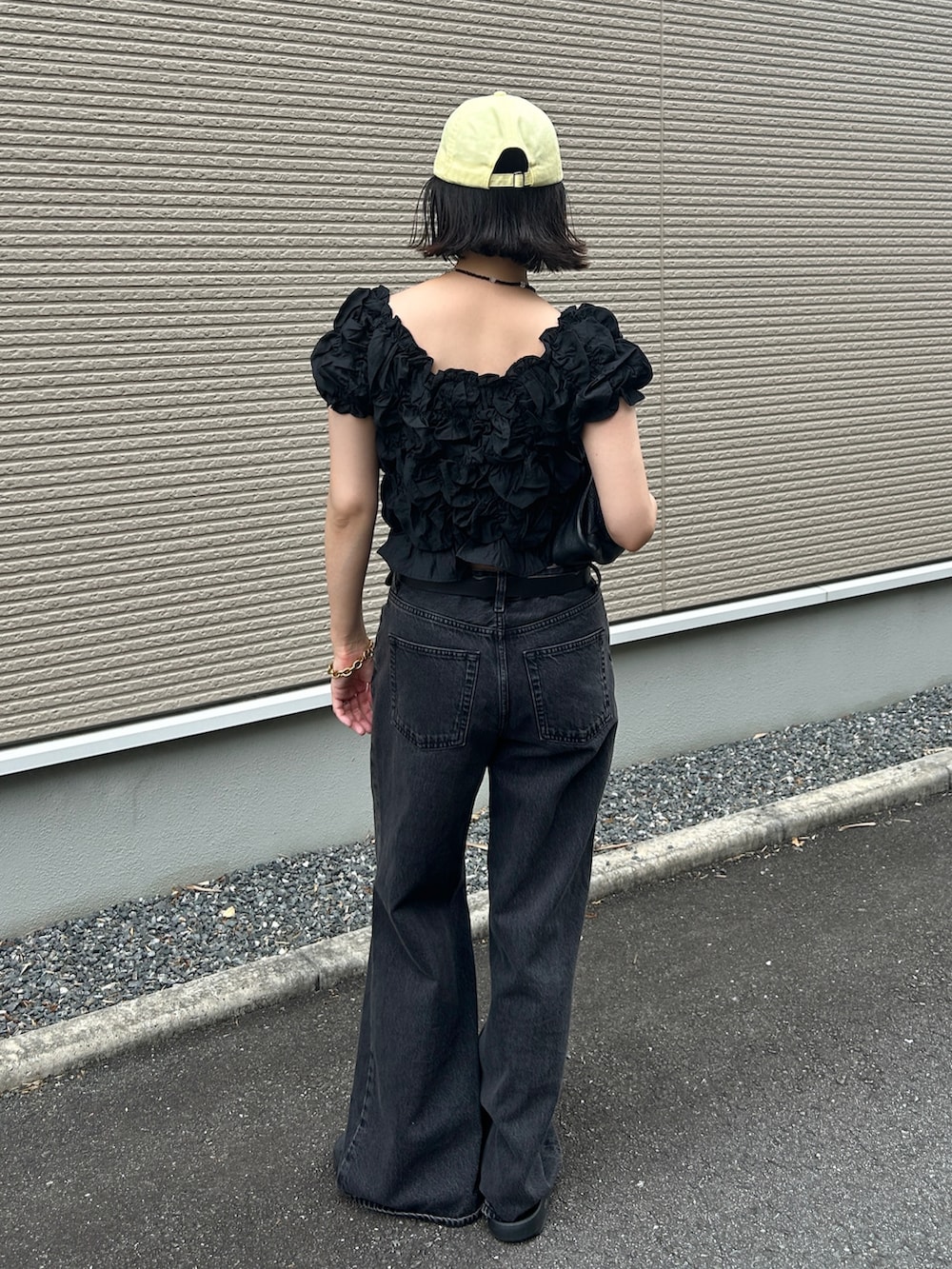 ブラック系のシャツ/ブラウス、ブラック系のハンドバッグ、ブラック系のサンダルを着用したレディースの夏コーディネートの3枚目の写真