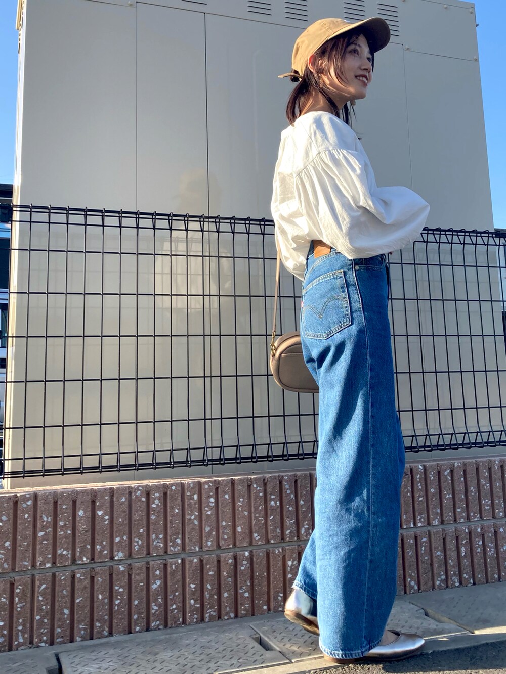「春服みてみて、シンプルコーデ、NIKE、春コーデ、プチプラ、デニム、デニムパンツ、ショルダーバッグ、COACH、snidel、リーバイス、Levi's、ボリューム袖、キャップ、Ungrid」｜「SNIDELの【SNIDEL/Levi’s】ハイルーズデニムレングス27（デニムパンツ、ブルー系）」を使った、𝚔𝚘𝚌𝚘𝚊さん（レディース・160cm）の春コーディネートの3枚目の写真