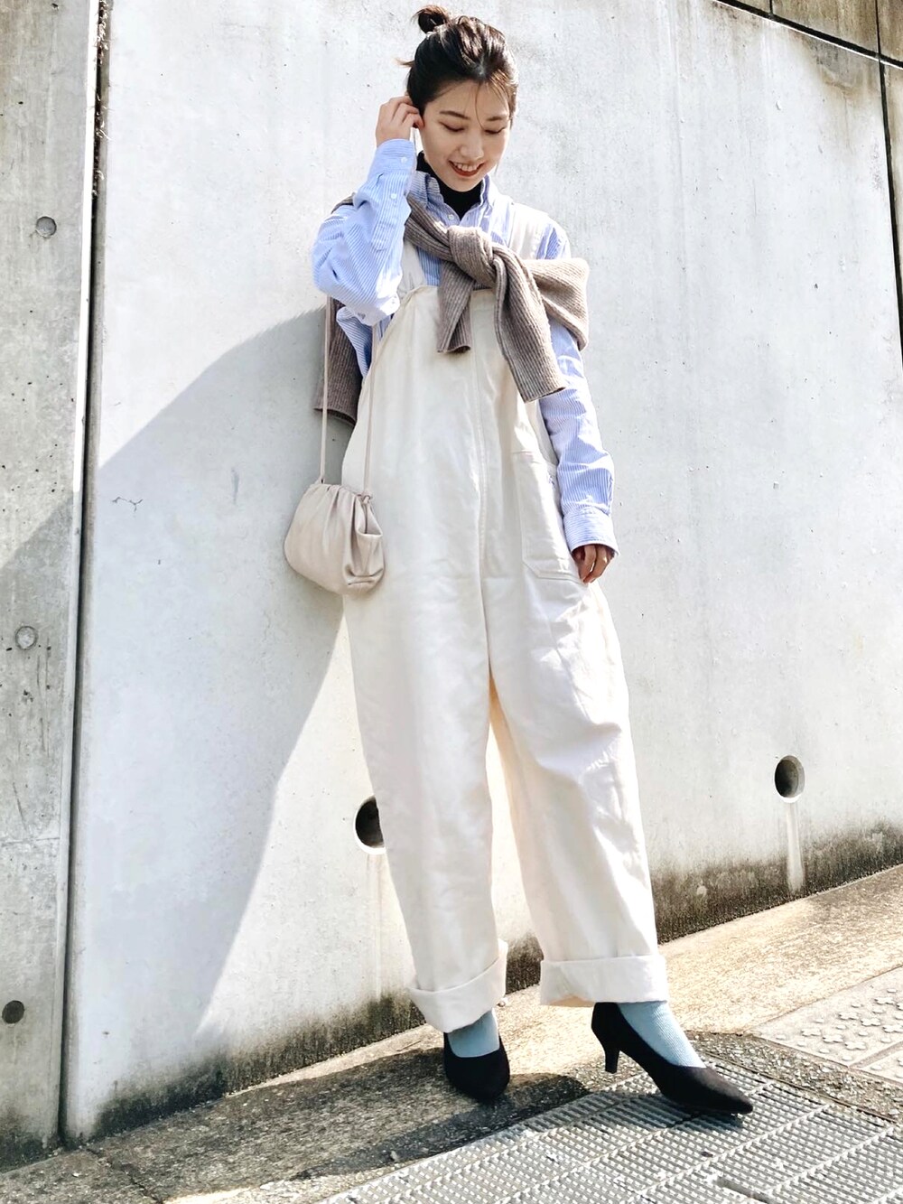 ブラック系のパンプス、ホワイト系のオールインワン・サロペット、その他のニット/セーターを着用したレディースの春コーディネートの2枚目の写真