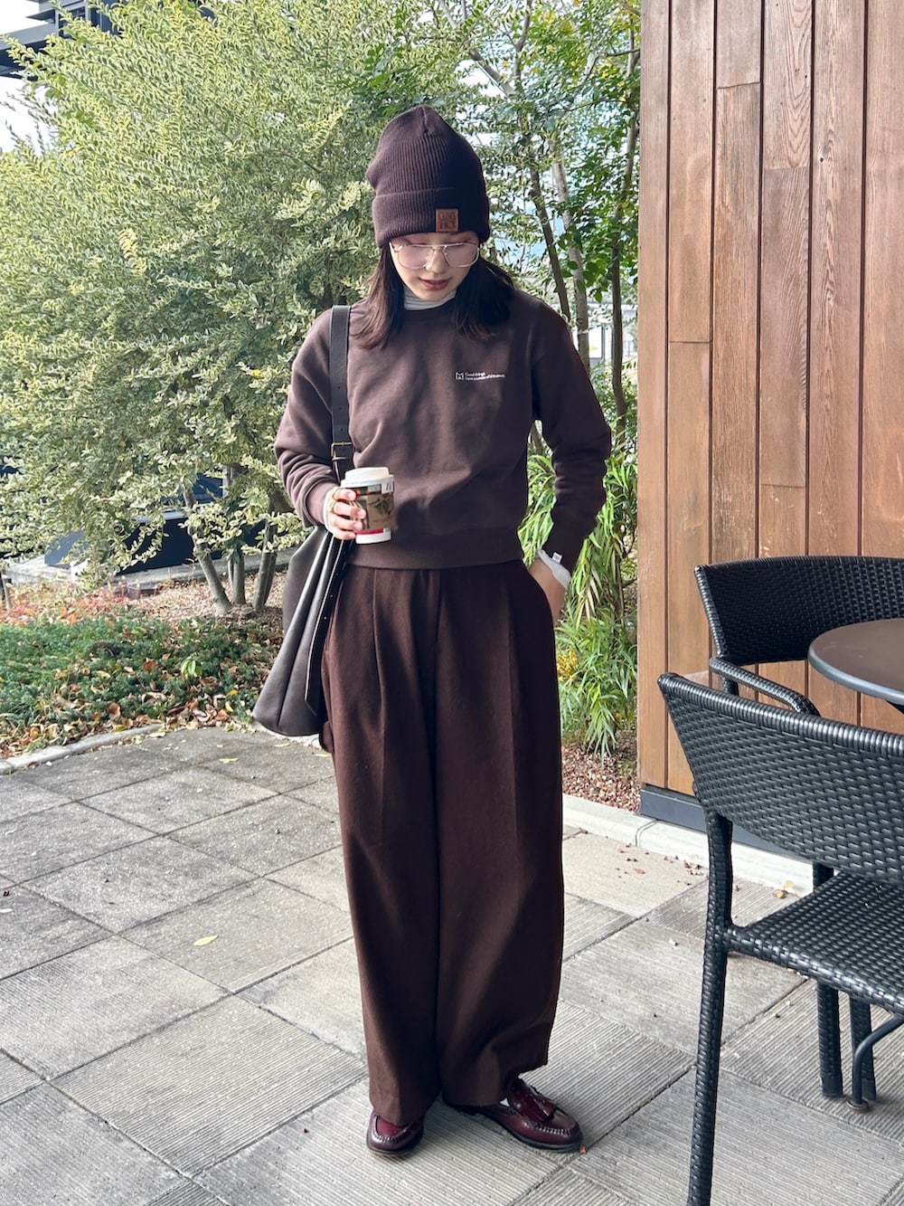 ブラウン系のスウェット、レッド系のローファー、ブラウン系のその他パンツを着用したレディースの冬コーディネートの3枚目の写真