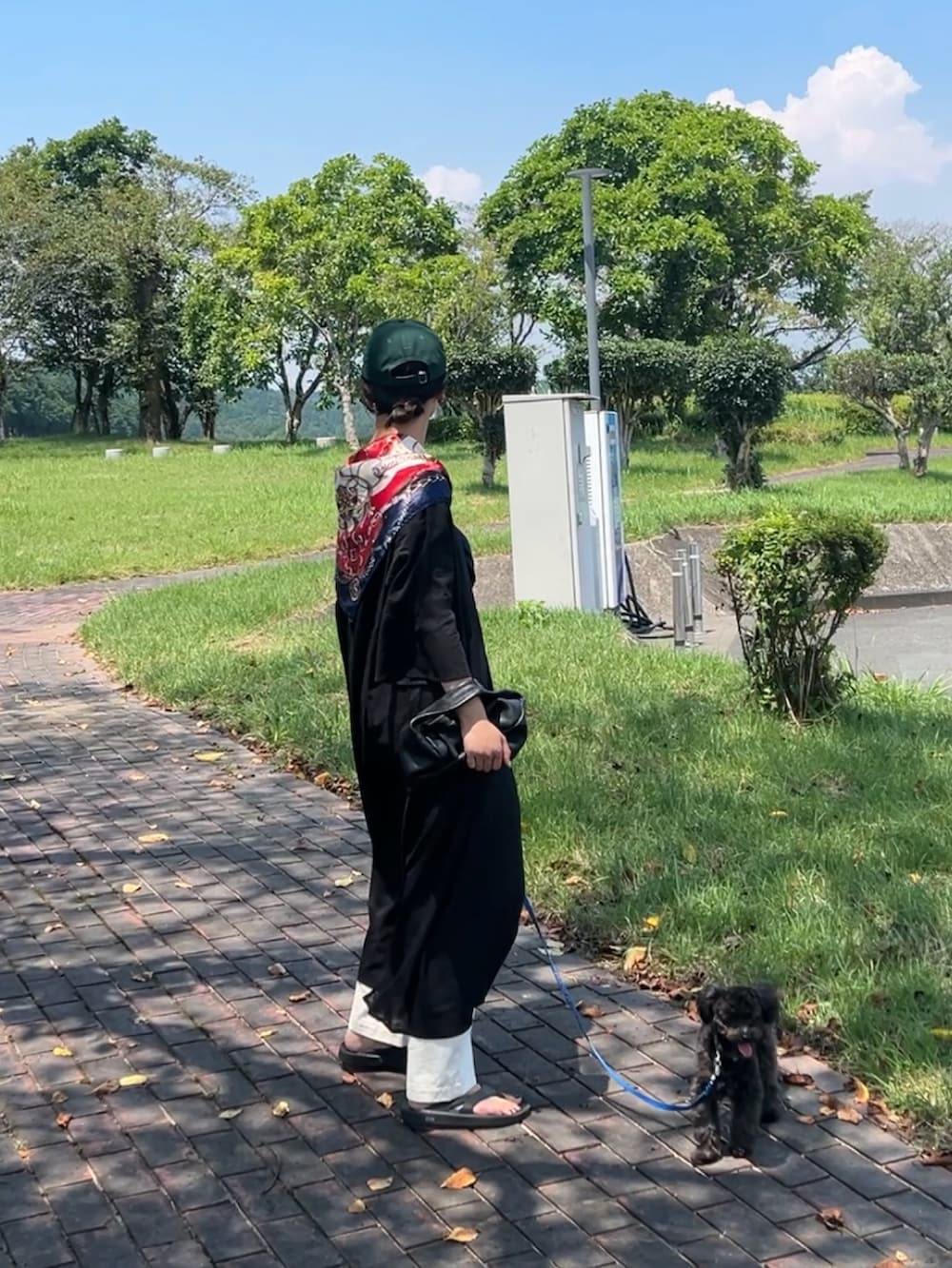 「PR、レイヤードスタイル、ワンピース、モノトーン、夏コーデ、サンダル、キャップ、スカーフ、シンプルコーデ、休日スタイル、お出かけコーデ、アウトドアスタイル、プチプラ、デートコーデ、きれいめカジュアル」｜「notch.の【 notch. by KR 】インド綿　シアー/レース切替ルーズボイルワンピース（ワンピース、ブラック系）」を使った、𝚔𝚘𝚌𝚘𝚊さん（骨格ナチュラル・レディース・160cm）の夏コーディネートの4枚目の写真