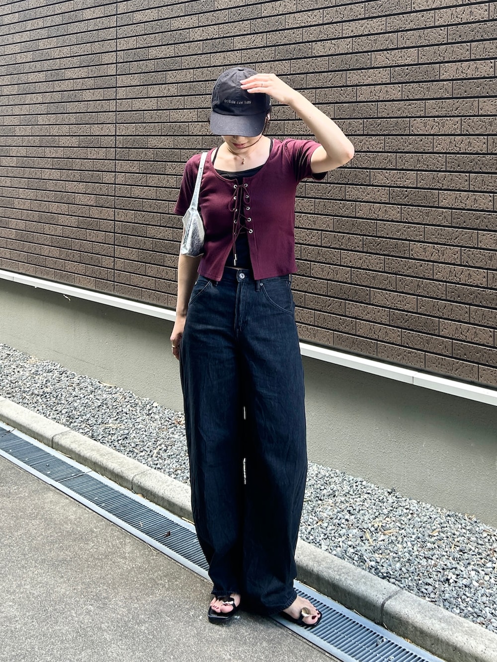 「PR、夏ルックで気分アップ、韓国ファッション、サンダル、デニム、キャップ、お出かけコーデ、きれいめカジュアル、シンプルコーデ、夏コーデ、プチプラ、ショルダーバッグ、カラーコーデ、テーマパークコーデ、レースアップ」｜「tiptopのレースアップレイヤードプルオーバー（Tシャツ/カットソー、レッド系）」を使った、𝚔𝚘𝚌𝚘𝚊さん（骨格ナチュラル・レディース・160cm）の夏コーディネートの3枚目の写真