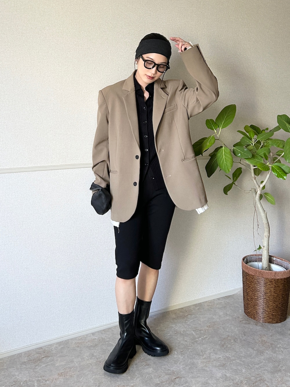 ブラック系のブーツ、グリーン系のテーラードジャケット、ブラック系のその他パンツを着用したレディースの秋コーディネートの2枚目の写真