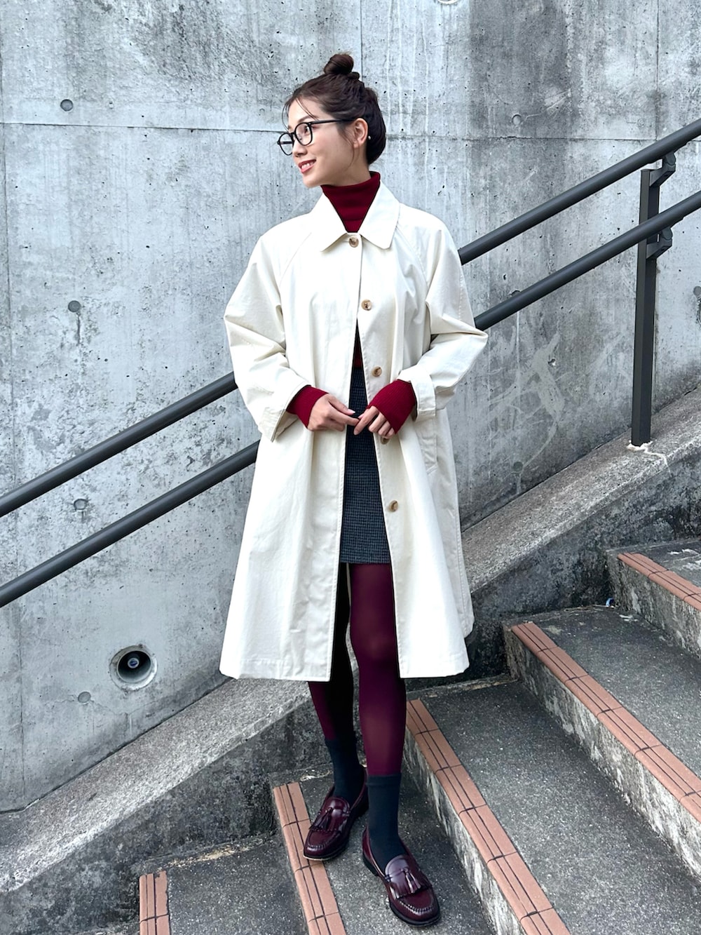 「新星WEARISTAにエントリー、休日スタイル、クリスマスに着たい服、お出かけコーデ、ホワイトコーデ、コート、ローファー、きれいめカジュアル、メガネ女子、プチプラ、ショルダーバッグ、タートルネック、レイヤードスタイル、赤、マイベストコーデ2023」｜「JINSのアイテム（メガネ、ブラック系）」を使った、𝚔𝚘𝚌𝚘𝚊さん（レディース・160cm）の冬コーディネートの3枚目の写真