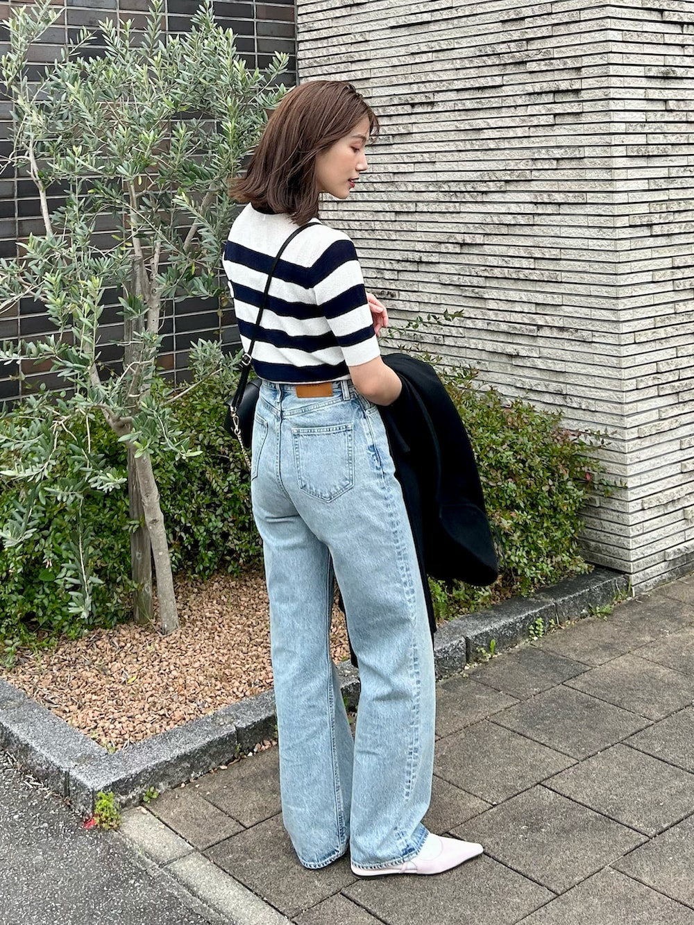 「春コーデ、デニム、ショルダーバッグ、プチプラ、ピンク、ミュール、シンプルコーデ、ボーダー、休日スタイル、お出かけコーデ、デニムパンツ、モノトーン、デートコーデ、淡色コーデ、大人カジュアル」|「ADAM ET ROPE'のメリージェーンフラットミュール(その他シューズ、ピンク系)」を使った、𝚔𝚘𝚌𝚘𝚊さん(レディース・160cm)の春コーディネートの3枚目の写真