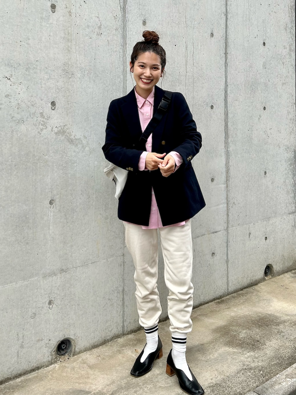 「休日スタイル、ピンク、シャツスタイル、春コーデ、ナップサック、ジャケット、スウェット、スウェットパンツ、ラインソックス、レイヤードスタイル、きれいめカジュアル、プチプラ、春服みてみて、オフィスカジュアル、PR」｜「UNIQLOのアイテム（ジャケット/アウター、ブルー系）」を使った、𝚔𝚘𝚌𝚘𝚊さん（レディース・160cm）の春コーディネートの2枚目の写真