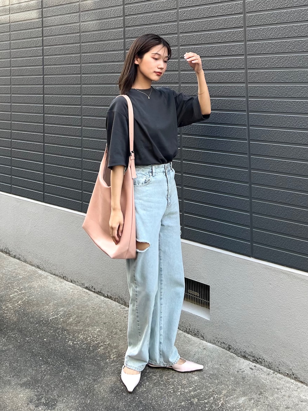 「春夏コーデ、プチプラ、デニム、カットオフデニム、ピンク、春カラー、シンプルコーデ、休日スタイル、お出かけコーデ、きれいめカジュアル、トートバッグ、ショルダーバッグ、ラフ、パステルカラー、初夏コーデ」｜「tiptopの【2サイズ展開】サイドダメージデニムパンツ（デニムパンツ、ブルー系）」を使った、𝚔𝚘𝚌𝚘𝚊さん（レディース・160cm）の春コーディネートの2枚目の写真