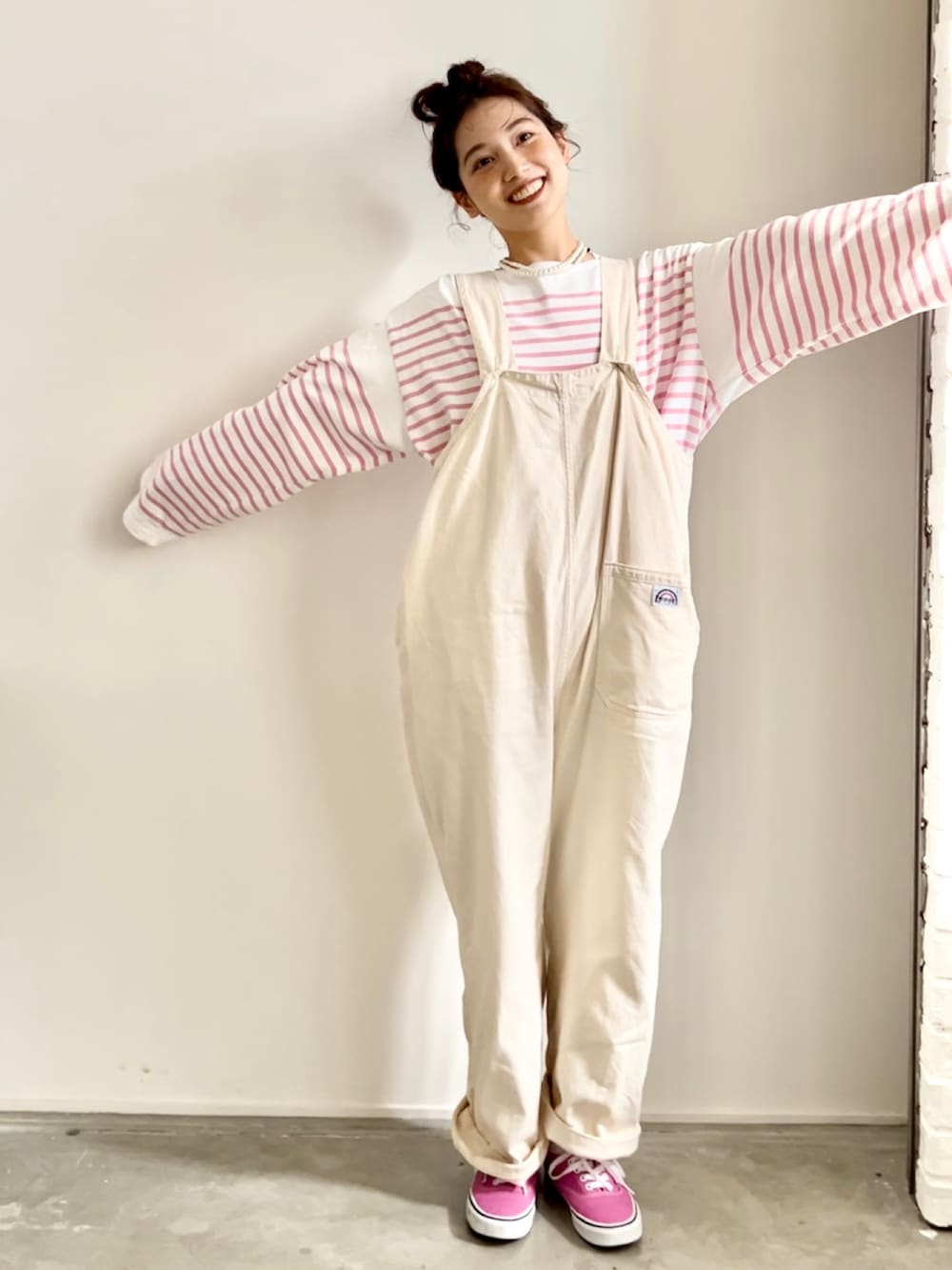 「ほめられ本命コーデ、春色、レイヤードスタイル、デニム、Wrangler、natiam、VANS、ピンク、ビビッドカラー、きれいめカジュアル、スニーカー、ボーダー、シンプルコーデ、バスクシャツ、春服デビュー宣言」｜「Wranglerの【wrangler(ラングラー)別注】サロペット（サロペット/オーバーオール、ホワイト系）」を使った、𝚔𝚘𝚌𝚘𝚊さん（レディース・160cm）の冬コーディネートの2枚目の写真