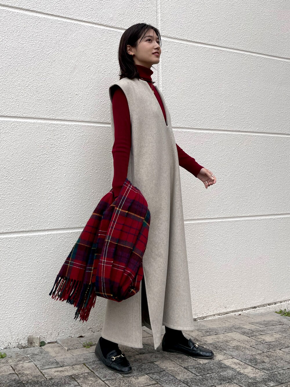 「シンプルコーデ、タートルネック、selectmoca、レイヤードスタイル、ワンピース、キーネック、大人カジュアル、きれいめカジュアル、UNIQLO、休日コーデ、GU、ビットローファー、赤、ストール、マフラー」｜「GUのアイテム（ローファー、ブラック系）」を使った、𝚔𝚘𝚌𝚘𝚊さん（レディース・160cm）の冬コーディネートの4枚目の写真