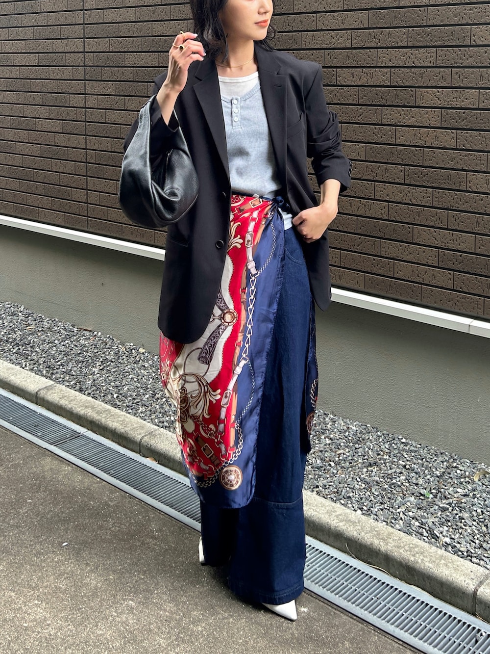 「PR、タンクトップ、ノースリーブ、スカーフ、スカーフアレンジ、シャツスタイル、デニム、デニムパンツ、ワイドパンツ、プチプラ、お出かけコーデ、夏コーデ、フェススタイル、きれいめカジュアル、ジャケットスタイル」｜「1chaku.の切替ヘムバギーデニムパンツ（デニムパンツ、ブルー系）」を使った、𝚔𝚘𝚌𝚘𝚊さん（骨格ナチュラル・レディース・160cm）の夏コーディネートの3枚目の写真