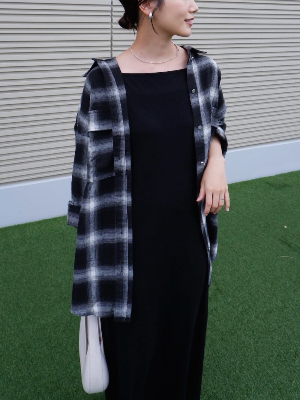 ブラック系のシャツ/ブラウス、ブラック系のワンピース、レッド系のスニーカーを着用したレディースの秋コーディネートの5枚目の写真