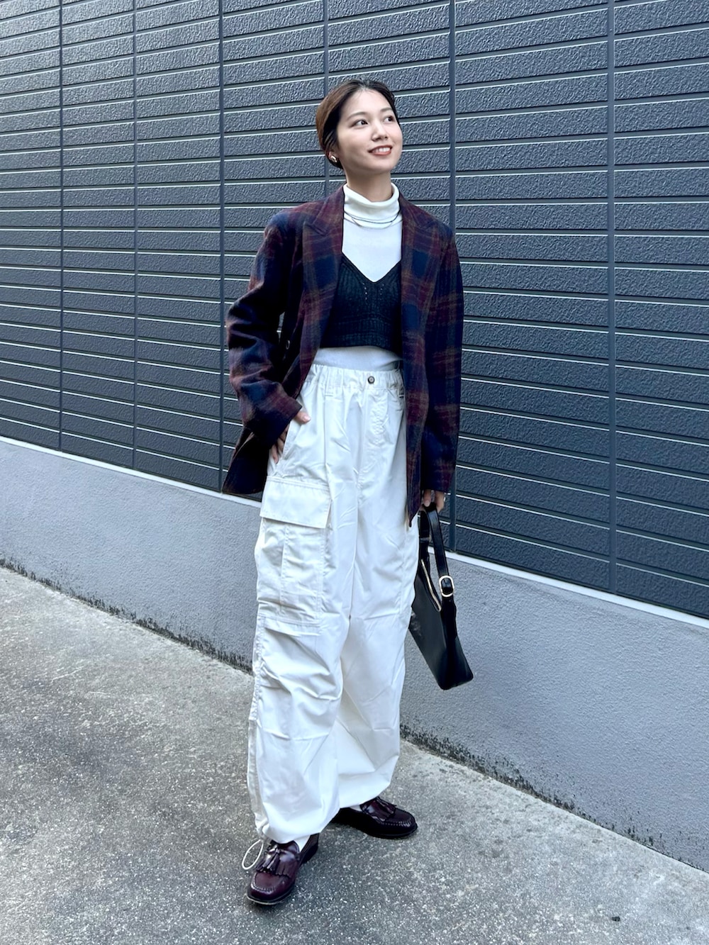 ホワイト系のトップス、グレー系のトップス、ブルー系のテーラードジャケットを着用したレディースの秋コーディネートの5枚目の写真