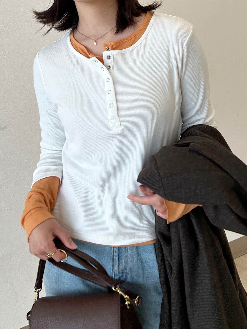 ホワイト系のTシャツ/カットソー、ブラウン系のテーラードジャケット、ホワイト系のパンプスを着用したレディースの春コーディネートの2枚目の写真