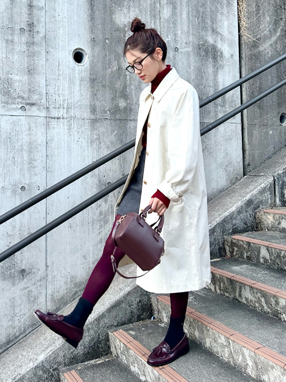 「新星WEARISTAにエントリー、休日スタイル、クリスマスに着たい服、お出かけコーデ、ホワイトコーデ、コート、ローファー、きれいめカジュアル、メガネ女子、プチプラ、ショルダーバッグ、タートルネック、レイヤードスタイル、赤、マイベストコーデ2023」｜「JINSのアイテム（メガネ、ブラック系）」を使った、𝚔𝚘𝚌𝚘𝚊さん（レディース・160cm）の冬コーディネートの2枚目の写真
